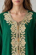 Elegante Kaftán Verde Esmeralda con Intrincado Bordado Dorado en Collage de Vistas Múltiples