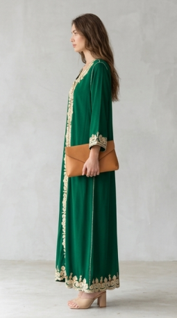 Elegante Kaftán Verde Esmeralda con Intrincado Bordado Dorado en Collage de Vistas Múltiples