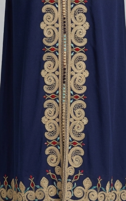 Elegante Kaftán Azul Marino con Bordado Ornamental y Detalles Turquesa