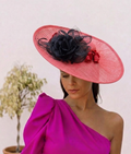 Pamela de Alta Costura "Rosa Coral": Elegancia con Contraste de Viuda Alegre
