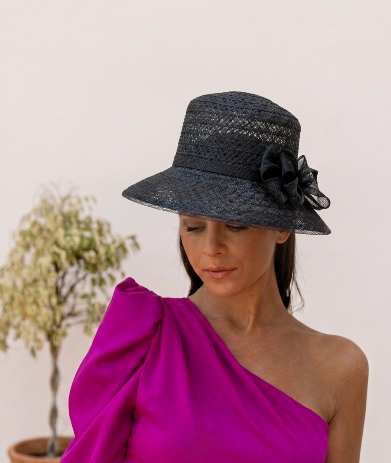 Pamela de Alta Costura: Sofisticación Calada en Negro Azabache