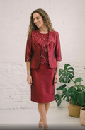 Conjunto de Ceremonia en Burdeos Satinado – Chaqueta, Top de Lentejuelas y Falda Larga.