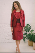 Conjunto de Gala en Rojo Carmesí con Cuello Volanteado y Detalles de Encaje.