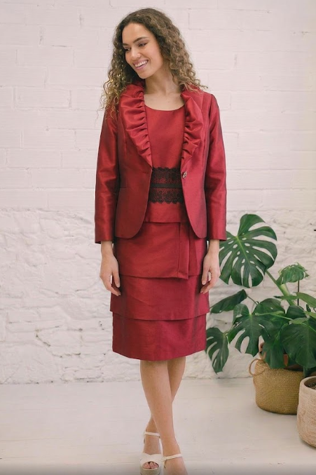 Conjunto de Gala en Rojo Carmesí con Cuello Volanteado y Detalles de Encaje.