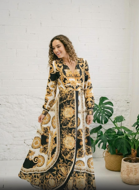 Maxi Vestido de Corte Cruzado con Estampado Barroco Oro y Negro.