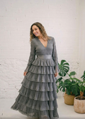 Vestido Midi Gris Antracita con Cuerpo Texturizado y Falda de Volantes.