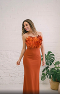 Vestido de Cóctel Ajustado con Escote de Plumas en Color Teja.