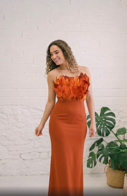 Vestido de Cóctel Ajustado con Escote de Plumas en Color Teja.