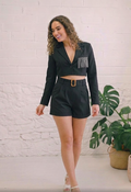 Conjunto de Blazer Crop y Minifalda Negra con Flecos de Estrás.