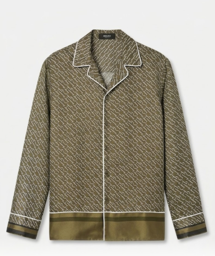 Blusa Satinada Estilo Pijamero con Estampado de Logomanía en Tono Dorado.