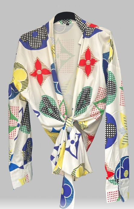 Blusa Blanca Anudada con Estampado de Tréboles Multicolor.
