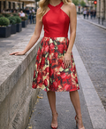 Vestido de Cóctel Rojo con Escote Halter y Falda de Rosas.
