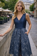 Vestido de Cóctel Azul Marino con Escote en V y Falda de Rosas Lineales.