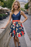 Vestido de Fiesta Azul Marino con Cinturón Coral y Estampado Floral.