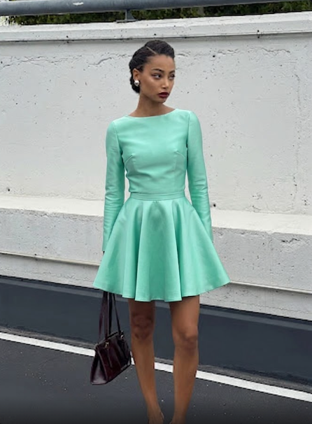 Vestido Corto Satinado Verde Menta – Estilo Recto Minimalista.
