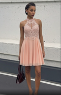 Vestido de Fiesta Corto con Detalles de Encaje – Colección Romántica.