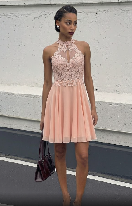 Vestido de Fiesta Corto con Detalles de Encaje – Colección Romántica.