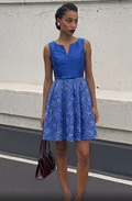 Vestido de Cóctel Azul Real con Detalle de Lazo y Falda de Rosas.