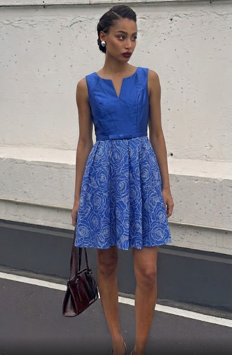 Vestido de Cóctel Azul Real con Detalle de Lazo y Falda de Rosas.