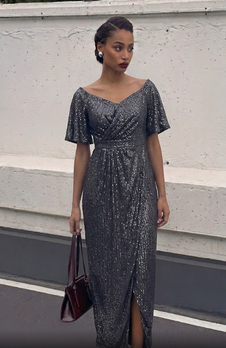 Vestido Largo de Gala con Lentejuelas – Negro Brillante.