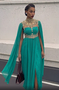 Vestido de Gala Verde Esmeralda con Capa y Pechera de Encaje Dorado.