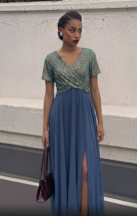 Vestido de Fiesta Largo con Cuerpo de Lentejuelas Multicolor y Falda Azul Noche.