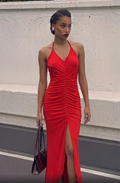 Vestido Largo Rojo Pasión con Drapeado Lateral y Escote en V.
