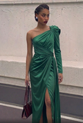 Vestido de Gala Verde Esmeralda Satinado con Detalle de Capa.