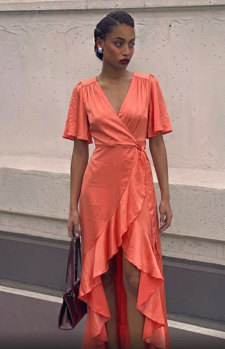 Vestido de Fiesta Coral con Bajo Asimétrico y Volantes.