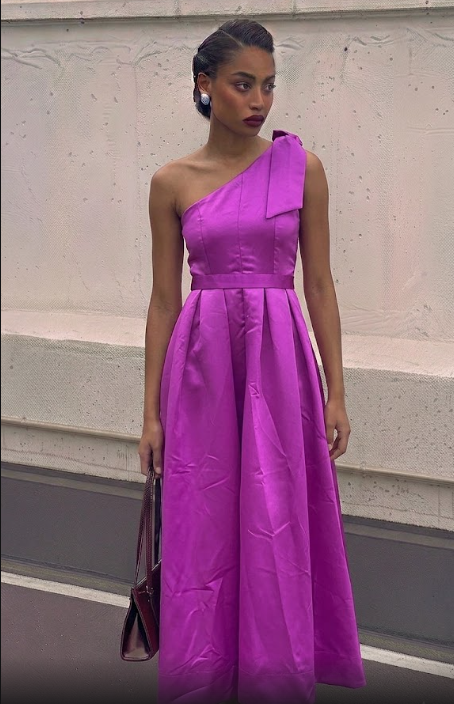 Vestido de Gala Magenta con Escote Asimétrico y Lazo.