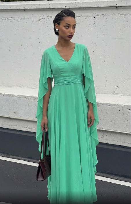 Vestido de Gala Verde Menta con Mangas de Capa y Cintura Drapeada.