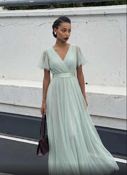 Vestido de Gala Verde Menta en Tul con Cuerpo Plisado y Cintura Satinada.