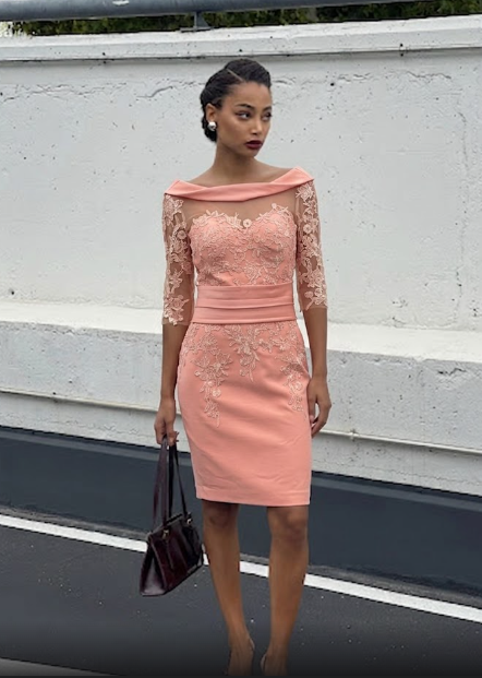 Vestido de Cóctel Salmón con Encaje Floral y Escote Barco.