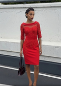 Vestido de Cóctel Rojo Pasión con Cuerpo de Encaje y Escote Barco.