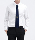 Elegante Corbata de Seda Negra con Escudo Heráldico Bordado en Oro.