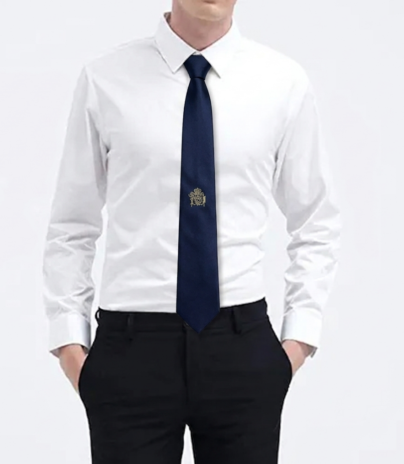 Elegante Corbata de Seda Negra con Escudo Heráldico Bordado en Oro.