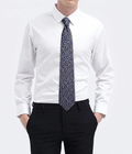 Corbata Azul Marino con Delicado Estampado de Margaritas Blancas y Naranjas.